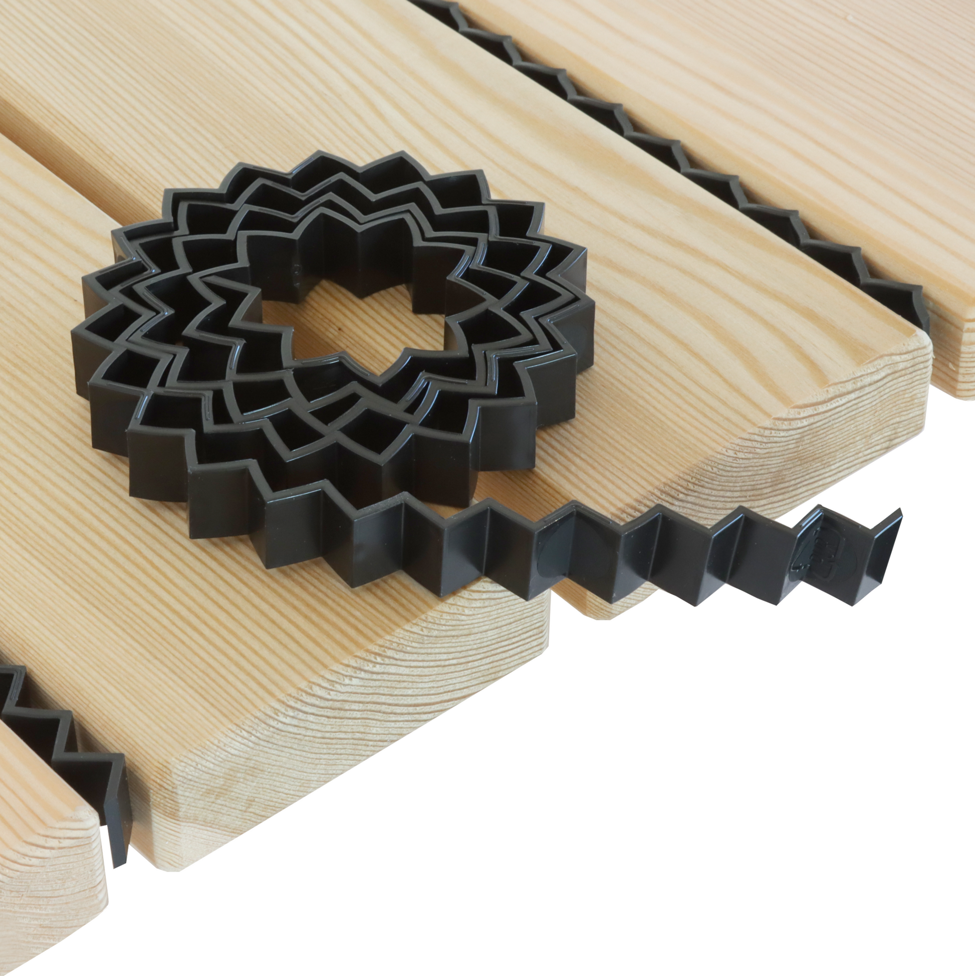 Ein Zick-Zack Fugenband für Terrassen im Detail. Das Zick-Zack Fugenband ist das innovative, luftdurchlässige Fugenband für Terrassendielen zur Selbstmontage. Dieses Fugenband verhindert zuverlässig, dass kleine Gegenstände in den Fugen von Terrassendielen verschwinden. Zick-Zack ist ideal auch zur Nachrüstung bestehender Terrassen. Das Zick-Zack Band gewährleistet die notwendige Belüftung der Unterkonstruktion und ist für die Selbstmontage durch eine Person geeignet. zick zack Fuge zickzack band Terrasse